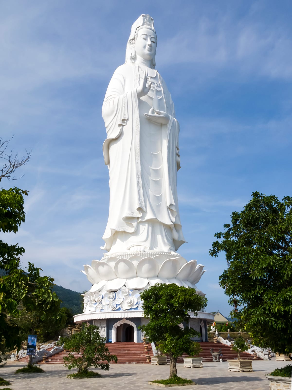 린응사 해수관음상 — 연꽃 대좌 위에 선 흰색 관음보살 입상 전신