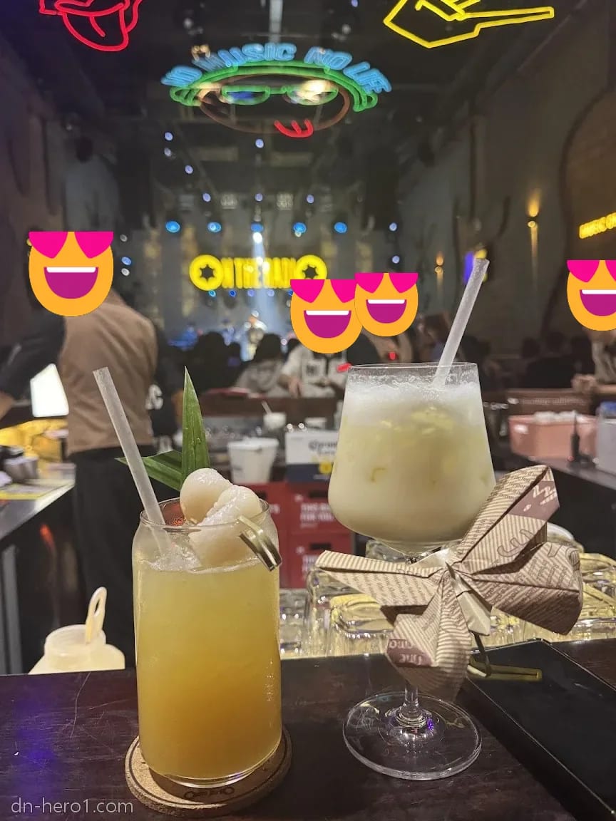 온더라디오 라이브펍 바 카운터에서 본 칵테일 두 잔과 뒤편 공연 무대