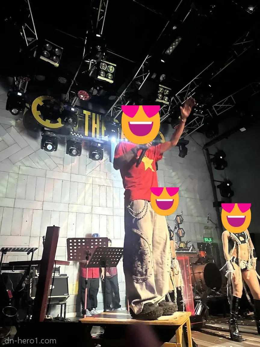 온더라디오 라이브펍 무대 위 공연 장면 — 조명 트러스와 밴드 장비