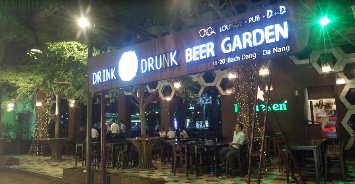 야간 OQ 클럽 부속 비어가든 외관 — 'DRINK DRUNK BEER GARDEN' 간판과 야외 좌석