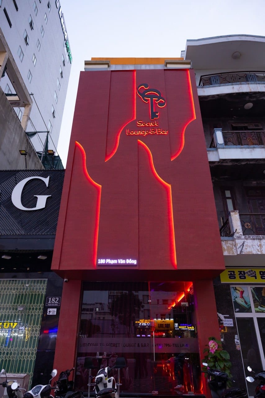다낭 시크릿 라운지바 건물 외관 — 붉은 파사드 간판과 1층 입구